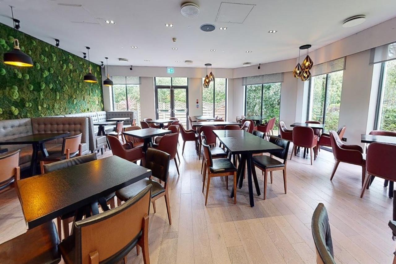 Village Hotel Chester St David'S Ewloe Exteriör bild
